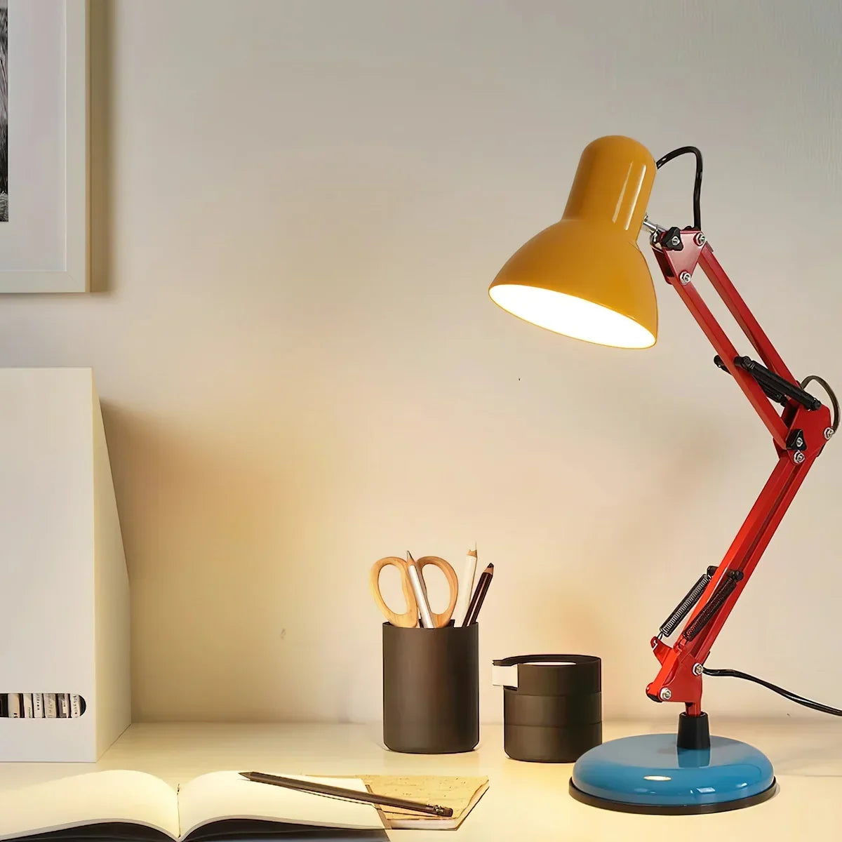 Tischlampe mit flexiblem Gelenkarm und konischem Lampenschirm